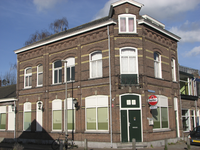 907744 Gezicht op het leegstaande hoekpand Verenigingdwarsstraat 28 te Utrecht, met het gesloten Café 'Hoekje'.